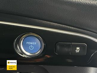 2017 Toyota PRIUS - Thumbnail