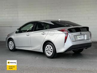 2017 Toyota PRIUS - Thumbnail