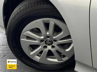 2017 Toyota PRIUS - Thumbnail