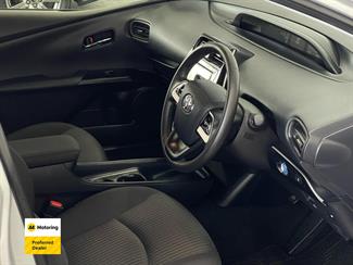 2017 Toyota PRIUS - Thumbnail
