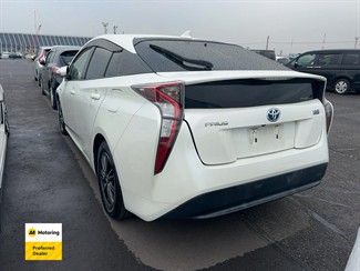 2017 Toyota PRIUS - Thumbnail