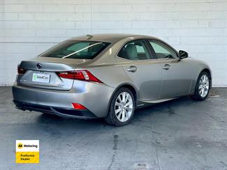 2014 Lexus IS 300h - Thumbnail