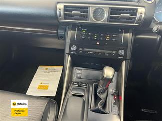 2014 Lexus IS 300h - Thumbnail