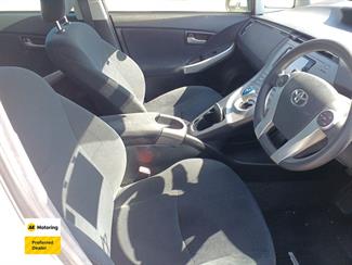 2015 Toyota PRIUS - Thumbnail