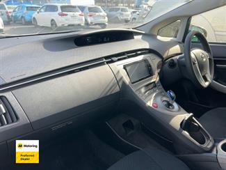 2015 Toyota PRIUS - Thumbnail