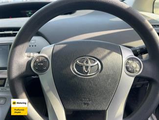 2015 Toyota PRIUS - Thumbnail