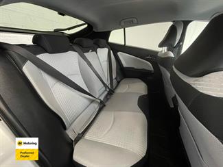 2016 Toyota PRIUS - Thumbnail