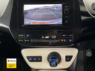 2016 Toyota PRIUS - Thumbnail