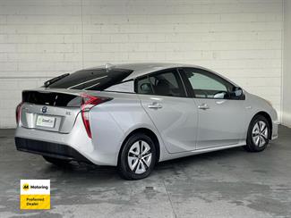 2016 Toyota PRIUS - Thumbnail