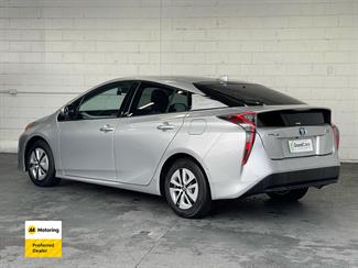2016 Toyota PRIUS - Thumbnail