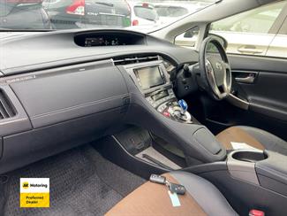 2014 Toyota PRIUS - Thumbnail