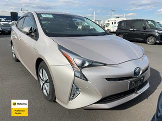2016 Toyota PRIUS - Thumbnail