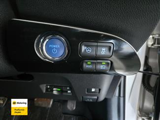 2016 Toyota PRIUS - Thumbnail