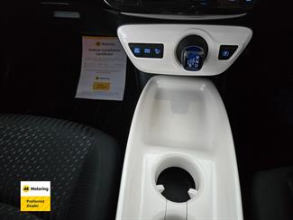 2016 Toyota PRIUS - Thumbnail