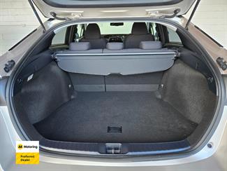 2016 Toyota PRIUS - Thumbnail