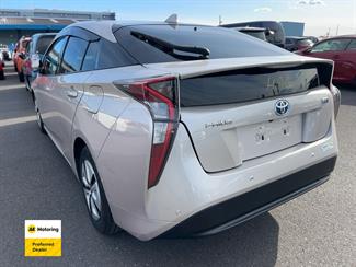 2016 Toyota PRIUS - Thumbnail