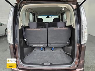2015 Nissan Serena - Thumbnail